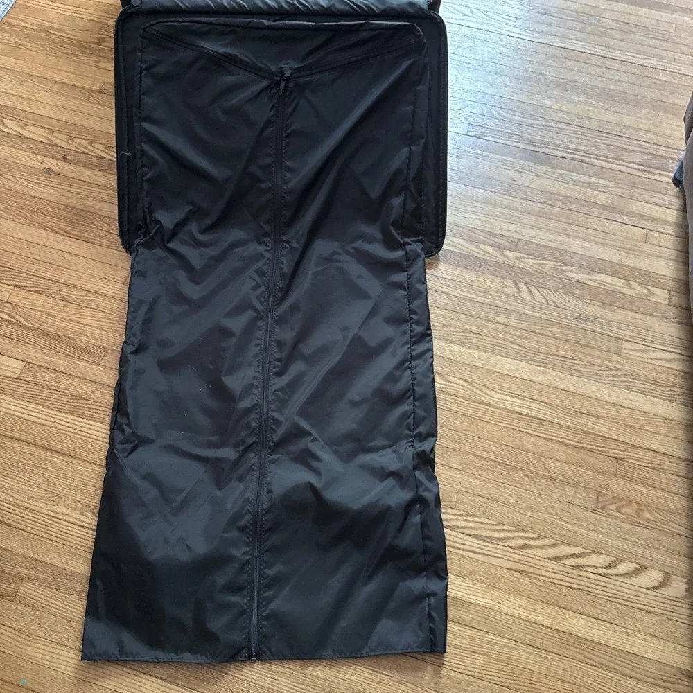 Briggs And Riley XL 28x21 Expandable 2 Wheel Luggage With Internal Garment Bag